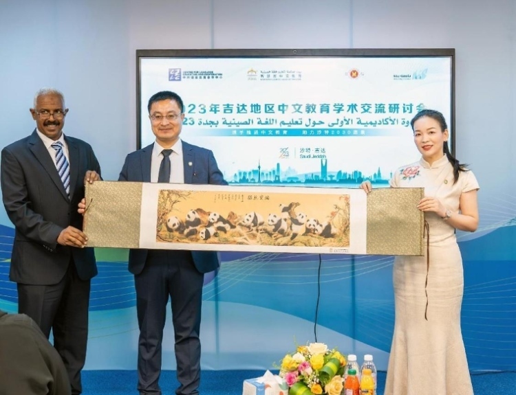 主辦方向與會代表贈送書畫作品。主辦方供圖