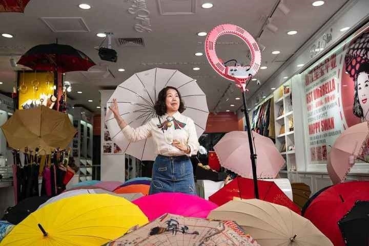 在義烏打拼了27年的商戶張吉英，正通過直播銷售雨傘。義烏市委宣傳部供圖