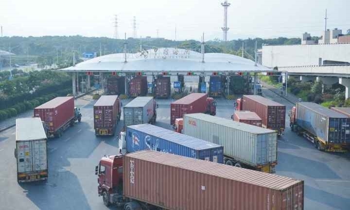 義烏海關(guān)排隊等待出關(guān)的車輛。共享聯(lián)盟·義烏 吳峰宇 攝