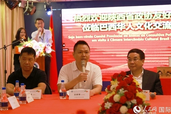 中國(guó)駐里約熱內(nèi)盧代總領(lǐng)事王尉育（中）在座談會(huì)中致辭。人民網(wǎng)記者 陳海琪攝