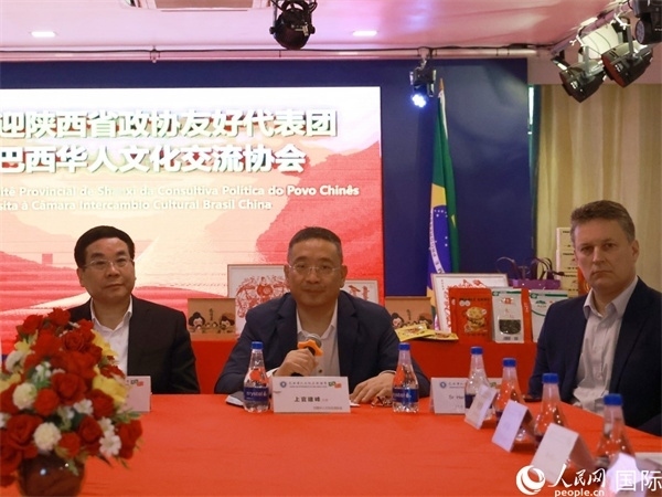 巴西華人文化交流協(xié)會(huì)主席上官建峰（中）在座談會(huì)上發(fā)言。人民網(wǎng)記者 陳海琪攝