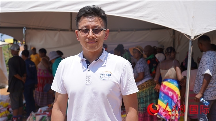 延鋒彼歐南非公司總經(jīng)理張?chǎng)伟l(fā)言致辭。人民網(wǎng) 張茜攝