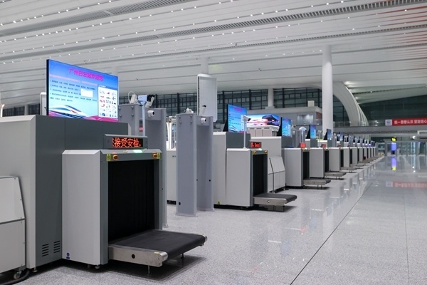 進(jìn)站大廳整齊擺放的安檢儀。