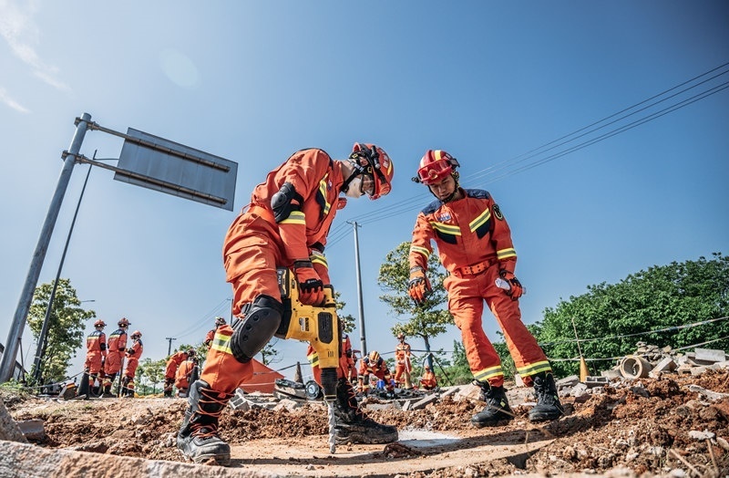 周彩琪和隊(duì)友在救援現(xiàn)場(chǎng)。受訪者供圖