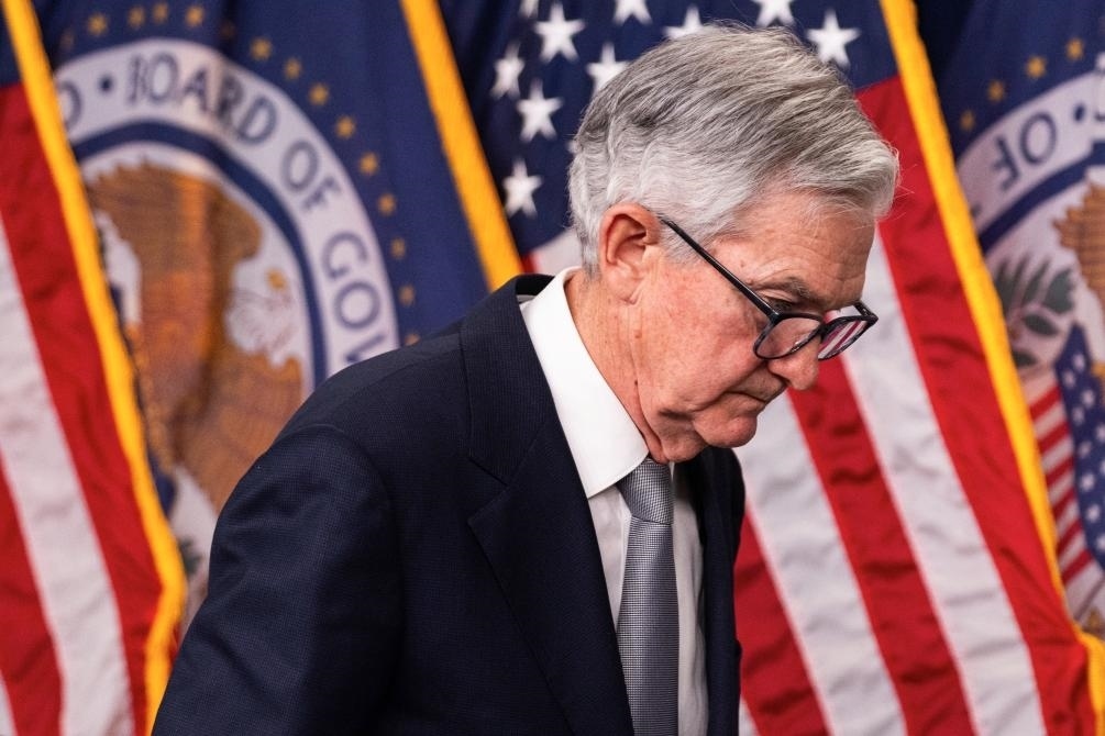 11月1日，美國聯(lián)邦儲備委員會主席鮑威爾在華盛頓出席記者會。新華社發(fā)（亞倫攝）