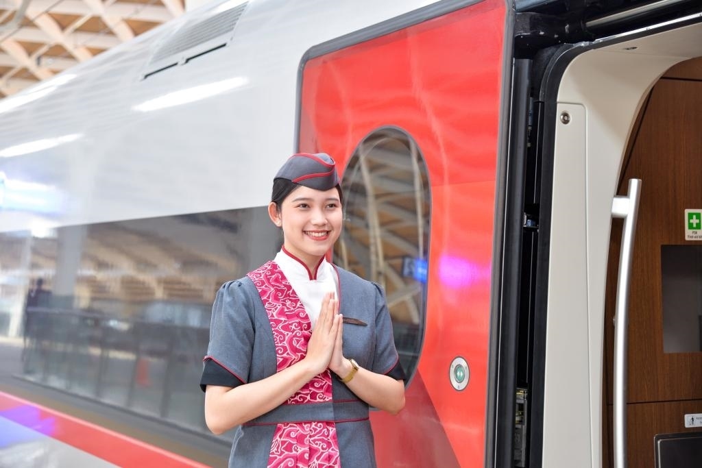 12月12日，乘務(wù)人員在印度尼西亞雅加達的哈利姆車站站臺歡迎乘坐雅萬高鐵的乘客。新華社記者徐欽攝