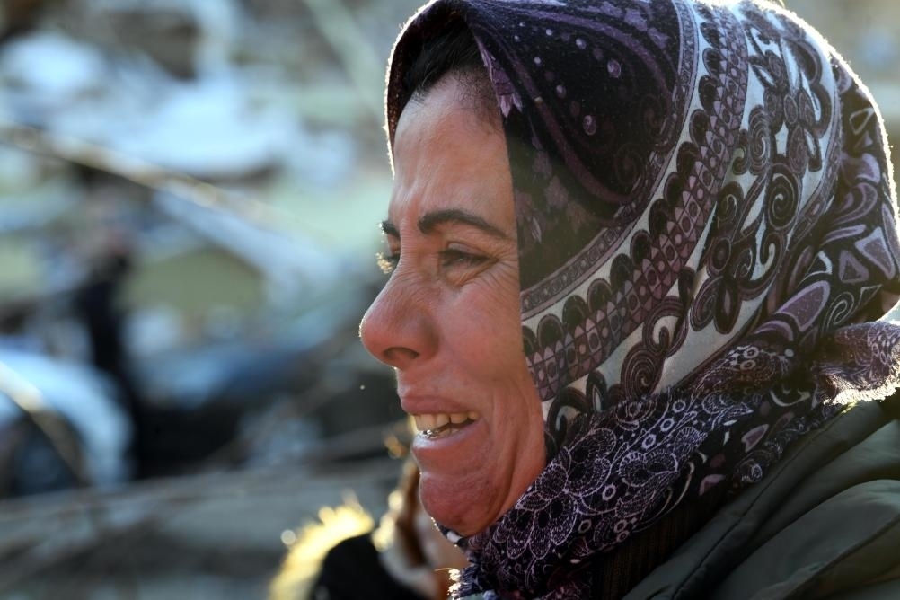 2月8日，在土耳其哈塔伊的一處地震廢墟，當?shù)鼐用竦却H人的消息。新華社記者沙達提攝