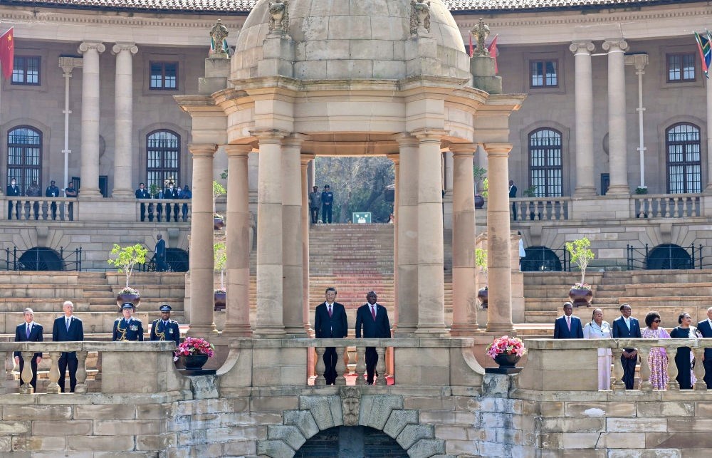 當(dāng)?shù)貢r間8月22日上午，正在南非進(jìn)行國事訪問的國家主席習(xí)近平在比勒陀利亞總統(tǒng)府同南非總統(tǒng)拉馬福薩會談。會談前，拉馬福薩在總統(tǒng)府廣場為習(xí)近平舉行歡迎儀式。新華社記者 殷博古 攝