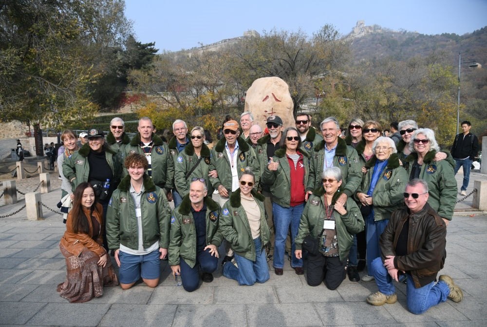 2023年10月29日，飛虎隊(duì)老兵莫耶一行人在北京八達(dá)嶺長城合影留念。當(dāng)日，美中航空遺產(chǎn)基金會訪華代表團(tuán)成員陸續(xù)抵達(dá)北京。新華社記者 任超 攝