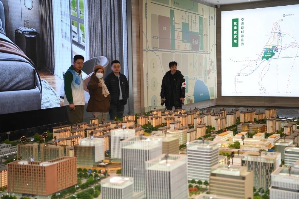 購(gòu)房者在河北雄安新區(qū)某項(xiàng)目售樓部查看沙盤(pán)（2月25日攝）。新華社記者 朱旭東 攝