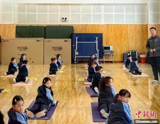 逸陽文思學(xué)校學(xué)生正在進(jìn)行運(yùn)動(dòng)恢復(fù)矯正訓(xùn)練。<a target='_blank' href='/' ><p align=