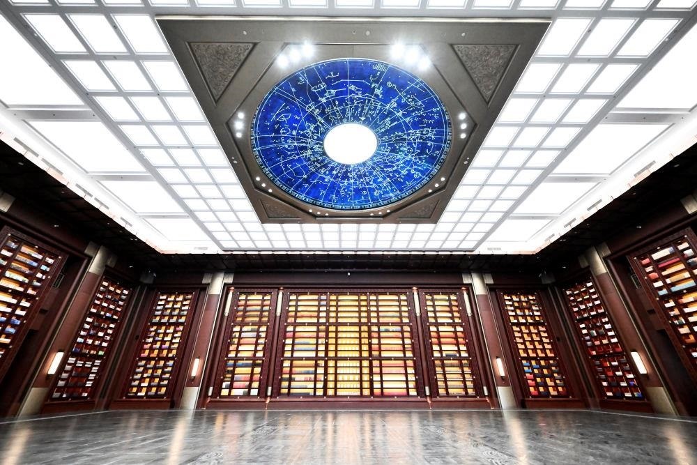 △中國國家版本館中央總館“文瀚閣”內(nèi)景。星空穹頂上是一幅宋代石刻天文圖，傳遞著“文瀚閣”的寓意：中華文明如星空般浩瀚璀璨。
