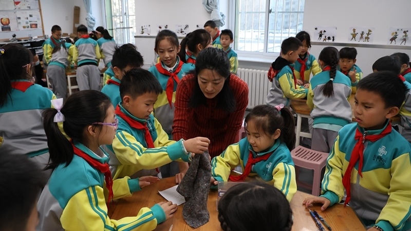 科學(xué)老師教同學(xué)制作消聲裝置。校方供圖