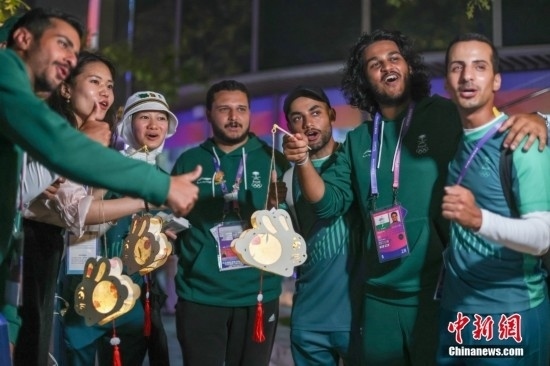 資料圖：9月29日，中國(guó)傳統(tǒng)節(jié)日中秋節(jié)，杭州亞運(yùn)會(huì)運(yùn)動(dòng)員村舉辦中秋主題活動(dòng)，中外運(yùn)動(dòng)員們歡聚一堂。圖為沙特阿拉伯運(yùn)動(dòng)員手持燈籠拍攝照片。<a target='_blank' href='/'><p align=