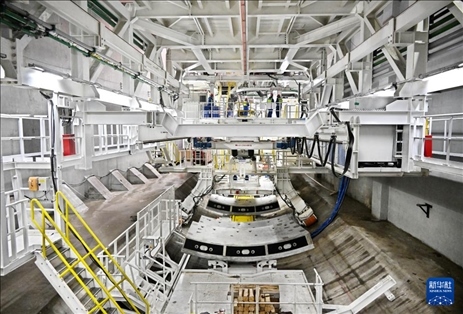 12月30日，建設(shè)者在青島膠州灣第二隧道工程南線主線隧道盾構(gòu)掘進(jìn)現(xiàn)場作業(yè)。新華社記者 李紫恒 攝