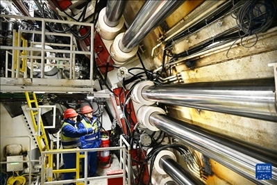 12月30日，中鐵十四局技術(shù)人員在盾構(gòu)掘進(jìn)開始前檢查“海天號(hào)”盾構(gòu)機(jī)。新華社記者 李紫恒 攝