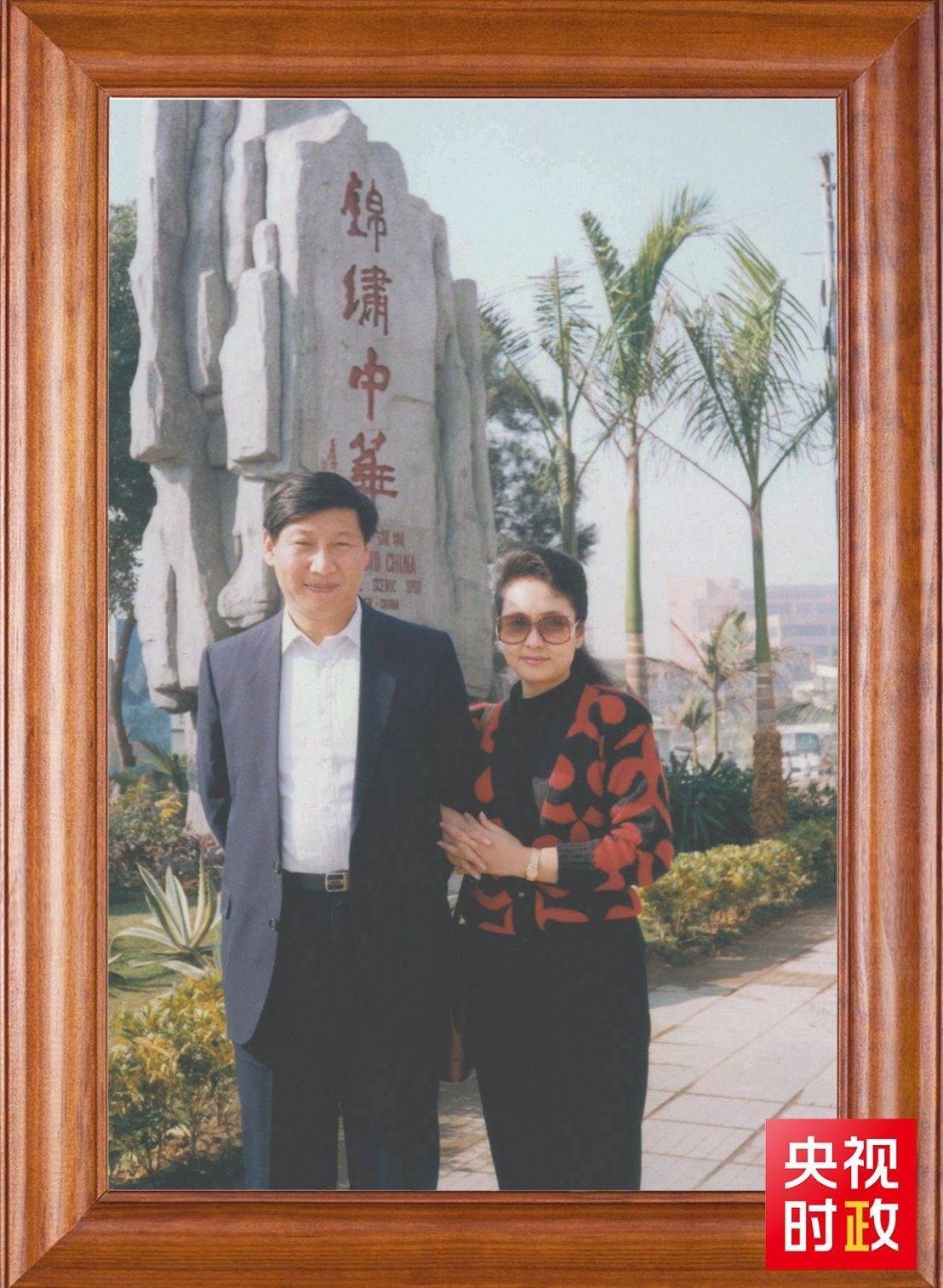 △這是習(xí)近平和夫人彭麗媛的合影。這張照片第一次出現(xiàn)在他的書架上。