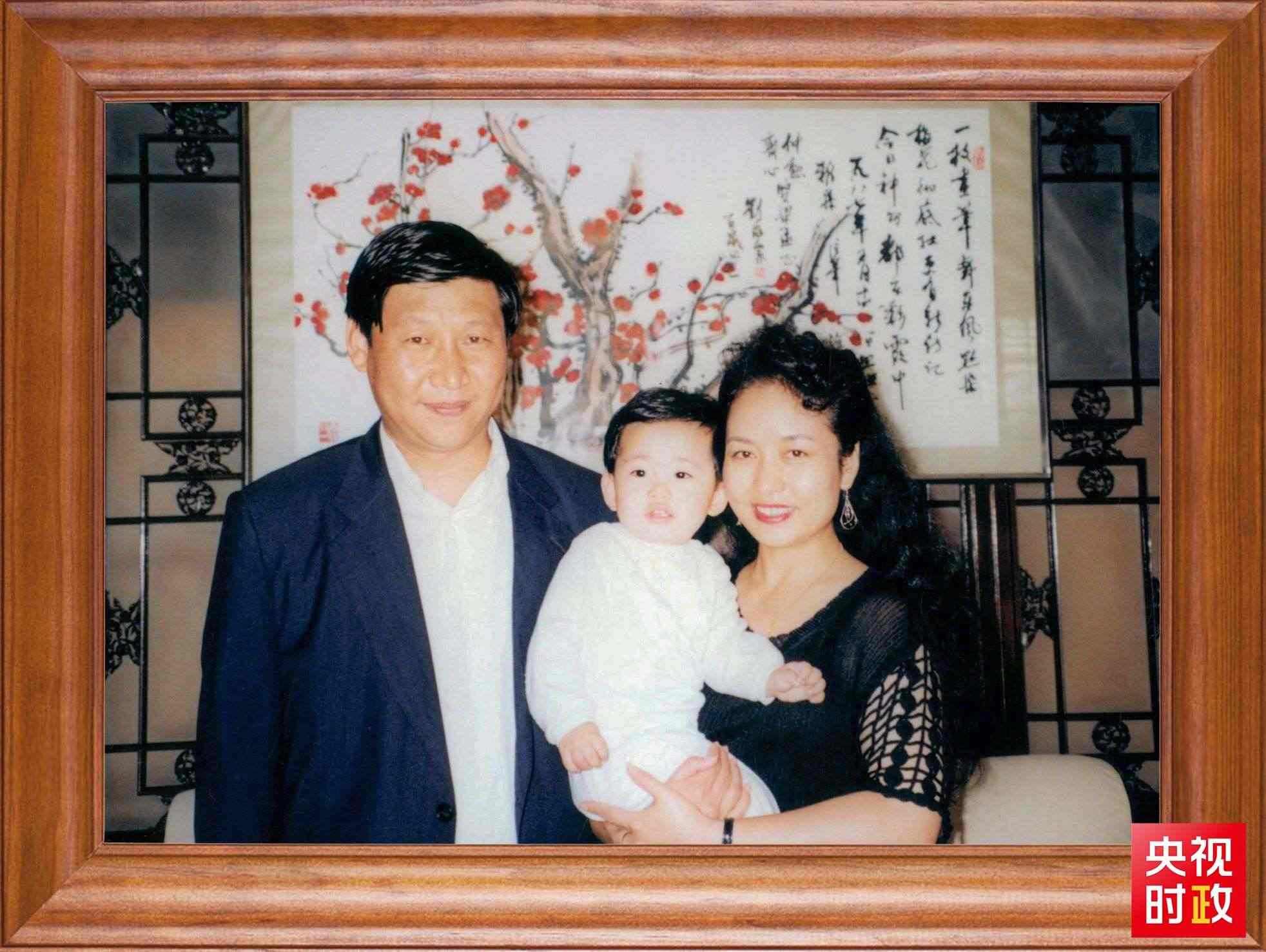 △這是習(xí)近平一家三口的合影。這張照片第一次出現(xiàn)在他的書架上。