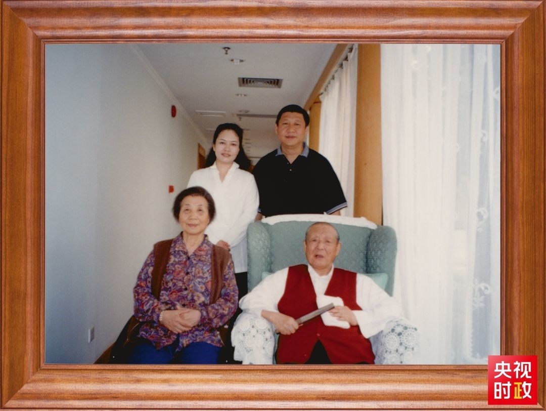 △這是習(xí)近平夫婦同父親習(xí)仲勛、母親齊心的合影。這張照片第一次出現(xiàn)在他的書架上。