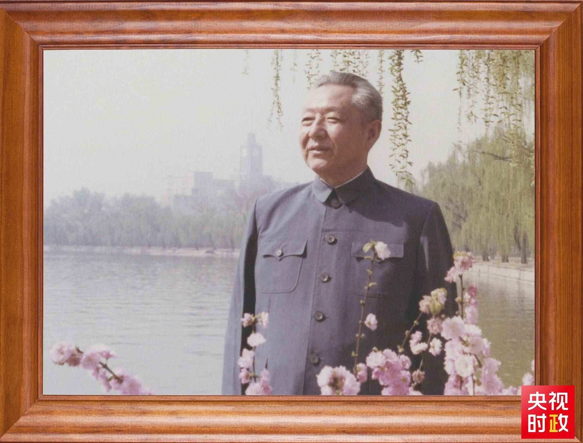 △這是習(xí)近平父親習(xí)仲勛同志的照片。2023年10月15日，是習(xí)仲勛同志誕辰110周年紀念日。這張照片第一次出現(xiàn)在他的書架上。