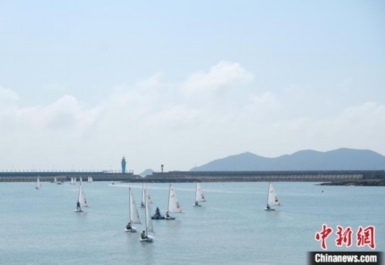 浙江象山，杭州亞運(yùn)會帆船項(xiàng)目運(yùn)動(dòng)員揚(yáng)帆起航。林波 攝