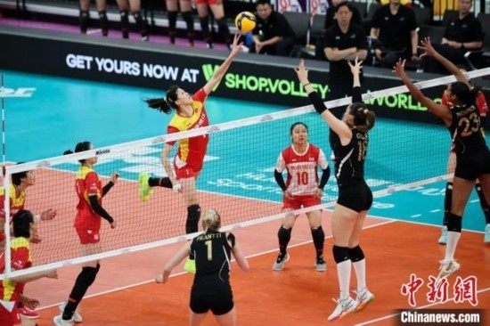 女排世俱杯賽場上，天津渤海銀行女排(紅)對陣巴西海灘女排(黑)。主辦方供圖