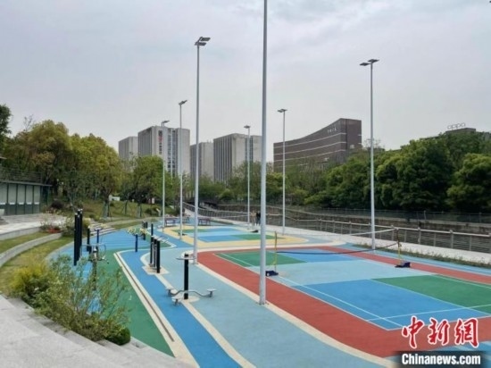 杭州余杭區(qū)一嵌入式體育場地。張煜歡 攝