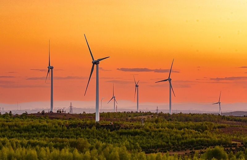 2023年5月23日清晨拍攝的內(nèi)蒙古興安盟烏蘭浩特市呼和馬場風力光伏發(fā)電場內(nèi)的風機。