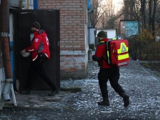  2023年11月25日，烏克蘭紅十字會(huì)救援人員在基輔市一棟遭空襲的居民樓實(shí)施清理和救助工作。新華社發(fā)（羅曼·佩圖什科夫攝）