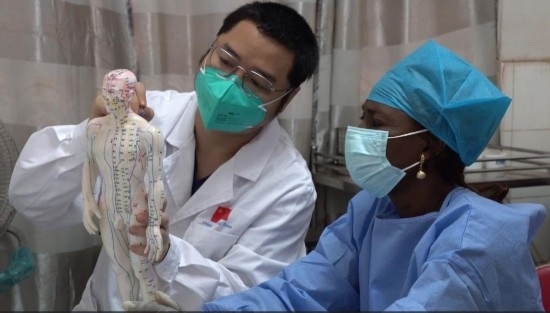 嘉興市中醫(yī)醫(yī)院郝亞波給當(dāng)?shù)刂种v解中醫(yī)經(jīng)絡(luò)。新華社發(fā)