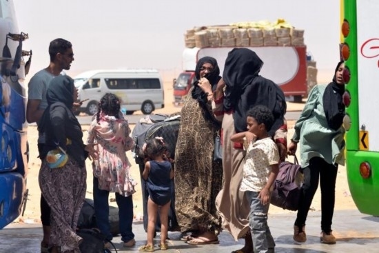  2023年4月27日，在埃及南部與蘇丹交界的阿爾根邊境口岸，人們離開蘇丹進(jìn)入埃及境內(nèi)。新華社發(fā)（拉德萬攝）