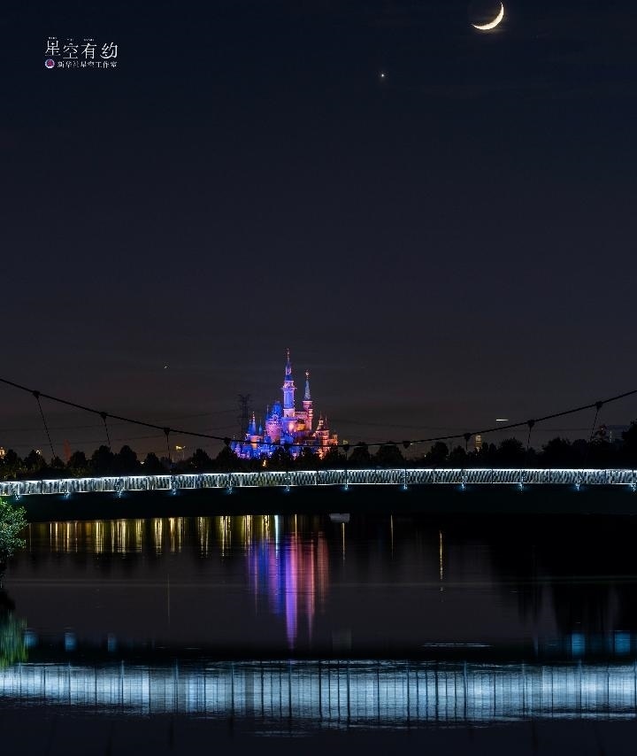 上海星空攝影愛好者陳悅?cè)A2023年5月23日在上海浦東拍攝的金星伴月。（本人供圖）