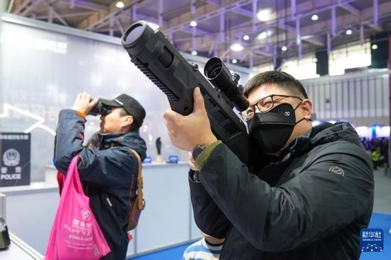 1月6日，觀眾在警營開放周活動現(xiàn)場體驗警用激光炫目槍。