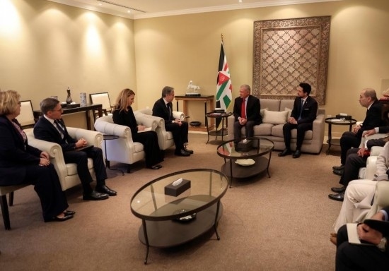 1月7日，約旦國(guó)王阿卜杜拉二世（中右）在安曼會(huì)見到訪的美國(guó)國(guó)務(wù)卿布林肯（中左）。新華社發(fā)（約旦王宮供圖）