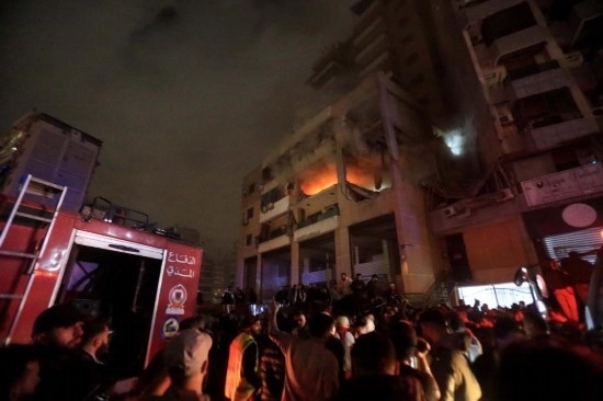 1月2日，人們聚集在黎巴嫩貝魯特南郊的以色列無人機襲擊現(xiàn)場。新華社發(fā)（比拉爾·賈維希攝）