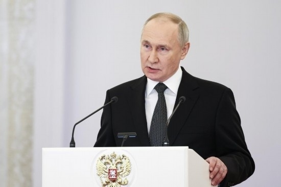 2023年12月8日，俄羅斯總統(tǒng)普京在莫斯科克里姆林宮出席“祖國(guó)英雄日”慶祝儀式。新華社/塔斯社