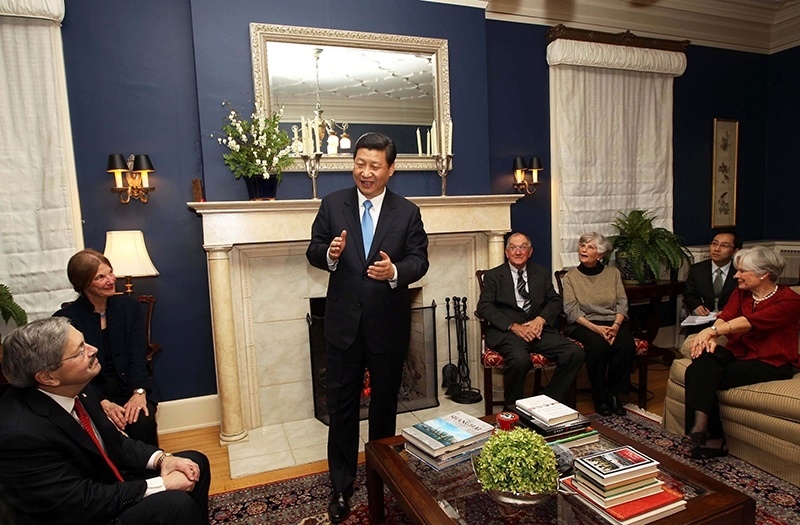 習(xí)近平2012年訪美時(shí)與老朋友敘舊場(chǎng)景。