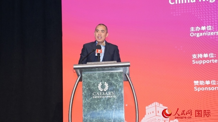 內(nèi)華達州副州長辦公室幕僚長魯?shù)稀づ撩鲌D安在論壇致辭。人民網(wǎng)記者 鄧圩攝