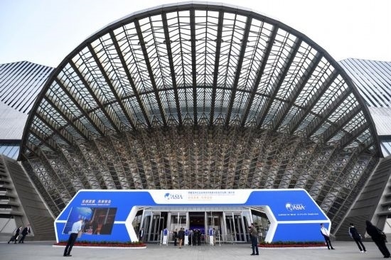 2023年10月30日，參會(huì)嘉賓步入長(zhǎng)沙國際會(huì)議中心。當(dāng)日，以“全球發(fā)展 共享安全”為主題的博鰲亞洲論壇全球經(jīng)濟(jì)發(fā)展與安全論壇第二屆大會(huì)在湖南長(zhǎng)沙開幕。新華社記者 陳振海 攝