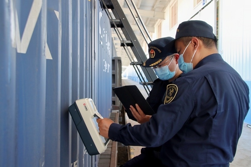 海關(guān)關(guān)員使用手持式輻射探測(cè)儀對(duì)中老鐵路入境貨物進(jìn)行檢測(cè)。張釋巍攝