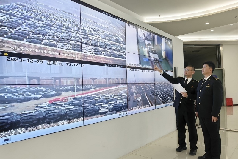 海關(guān)關(guān)員視頻巡查出口汽車(chē)場(chǎng)地。李進(jìn)攝