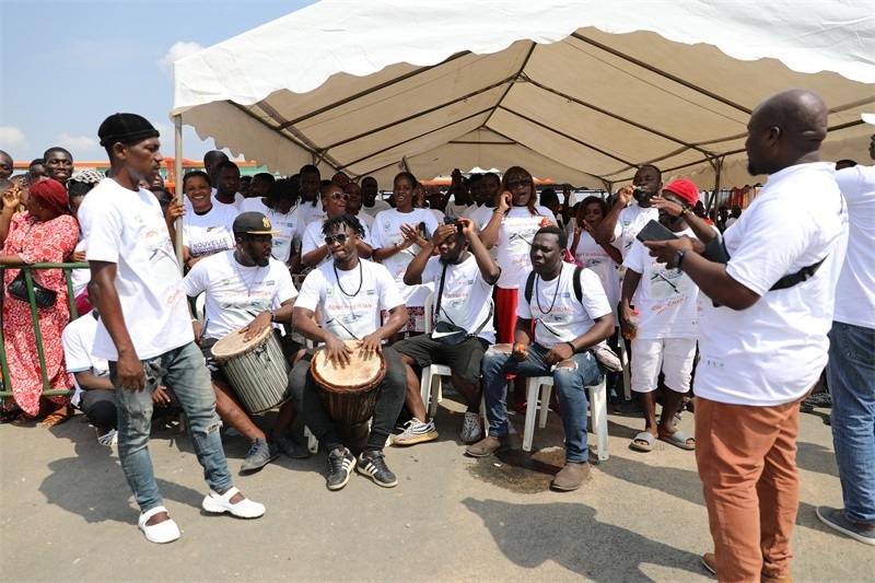 當(dāng)?shù)孛癖姂c祝通車(chē)。中建國(guó)際中西非公司供圖。