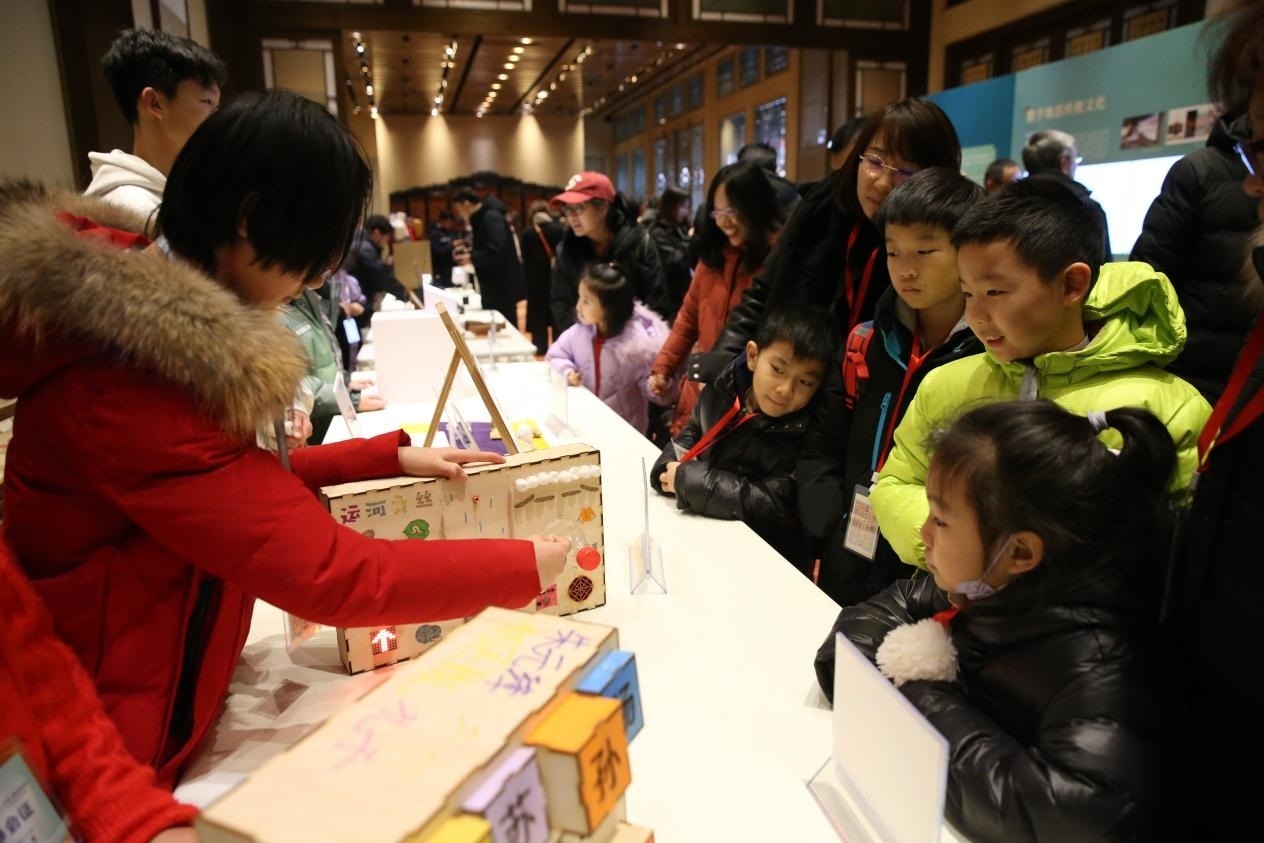 學生現(xiàn)場演示科創(chuàng)作品。主辦方供圖