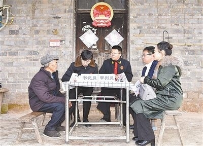  圖②：調(diào)解現(xiàn)場(chǎng)。