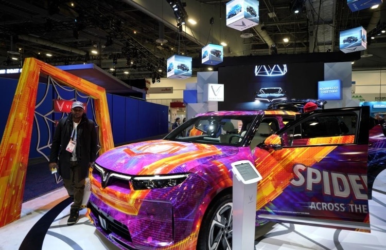 1月11日，人們?cè)诿绹?guó)拉斯維加斯消費(fèi)電子展越南電動(dòng)汽車制造商VinFast展臺(tái)參觀。新華社記者吳曉凌攝