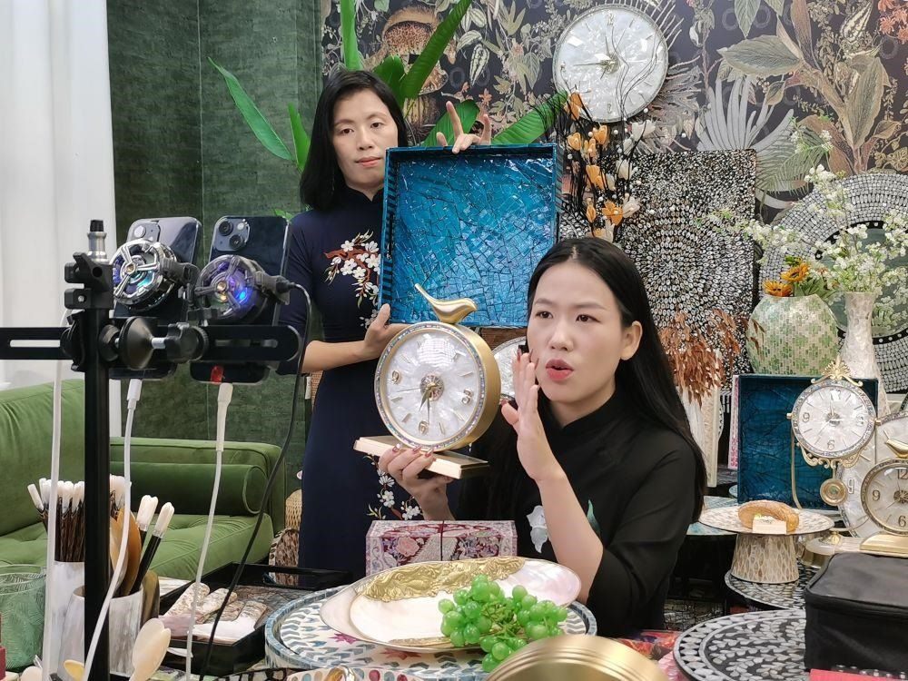 △在廣西防城港東興市一個電商直播間里，主播在進行活動推介。