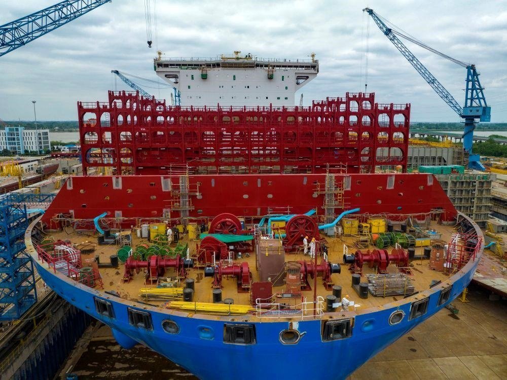 △2023年5月7日，江蘇揚州中遠海運重工有限公司工人在作業(yè)。