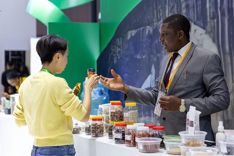 △2023年11月7日，在進博會國家館尼日利亞館，展商介紹尼日利亞產(chǎn)品。