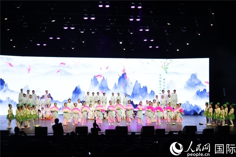 《四季詩(shī)韻》童聲詩(shī)朗誦表演。人民網(wǎng)記者 任皓宇攝