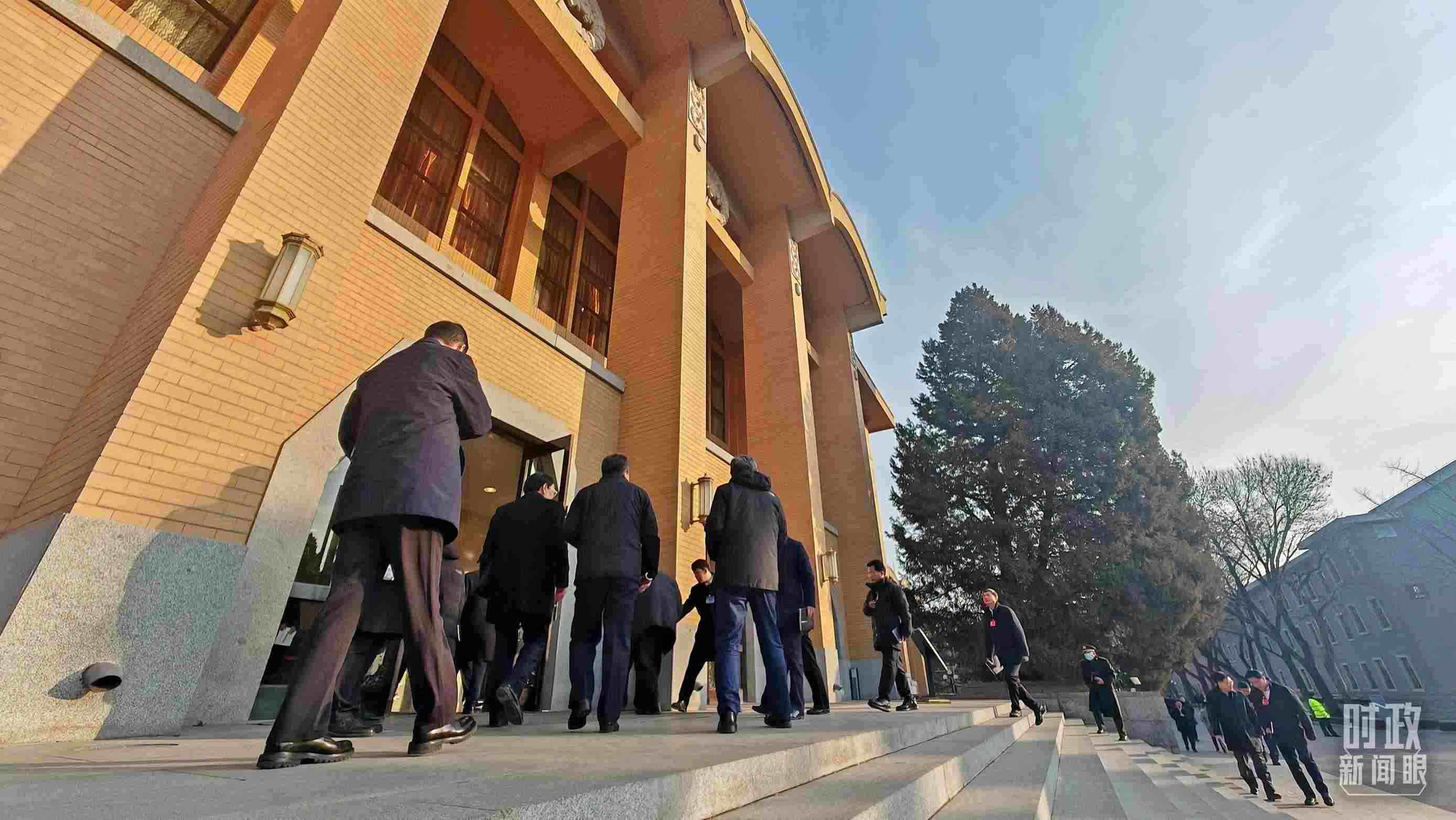 △省部級主要領(lǐng)導干部推動金融高質(zhì)量發(fā)展專題研討班的學員們正在進入會場。（總臺央視記者王策拍攝）